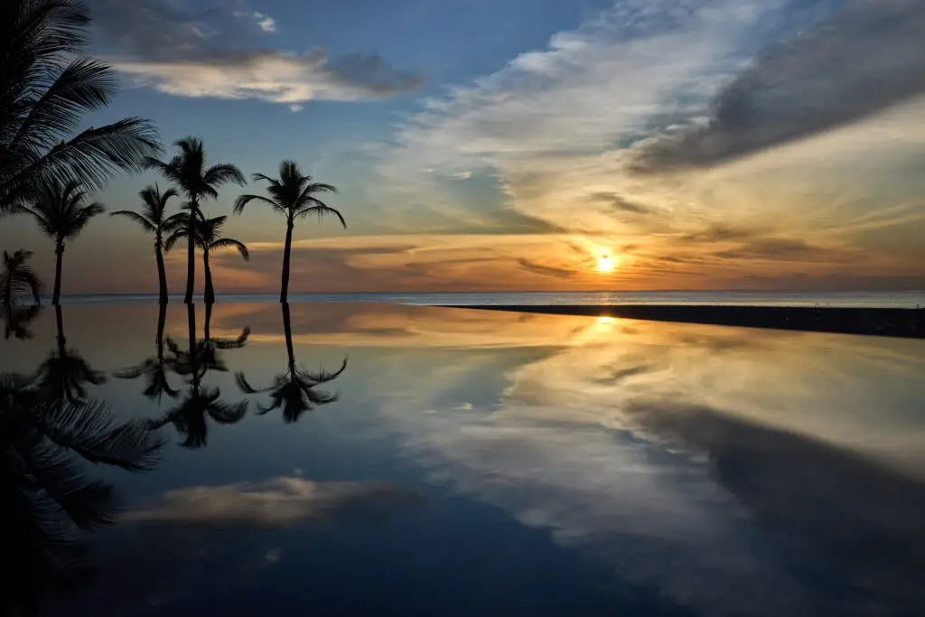 Jumeirah-Thanda-Island_Sunset_Pool-and-Palm-Trees